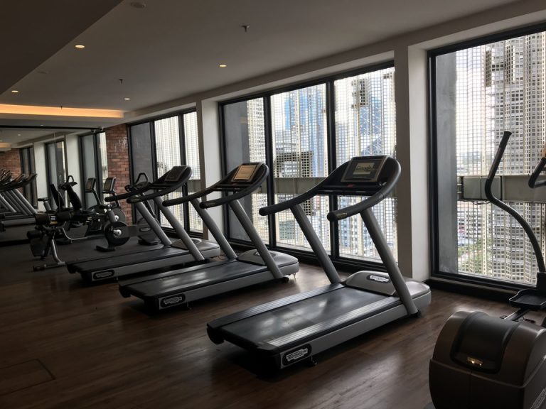 ホテルのジムは21階にあり、24時間使えます。広くはないですが、ランニングマシーンやウェイトマシーン、バランスボールなどが有りました。景色はアイアンの外壁ですっきり見える訳ではありませんが、付近の高層ビルや高速道路を臨み、クアラルンプールらしい景色です。ヨガマットはありませんでした。