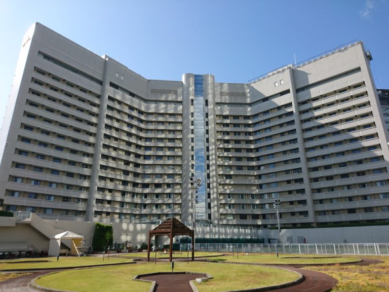 4階屋上庭園からの外観