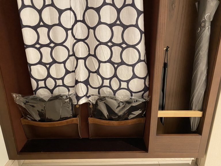 入口左の浴衣・スリッパ・靴べら・傘