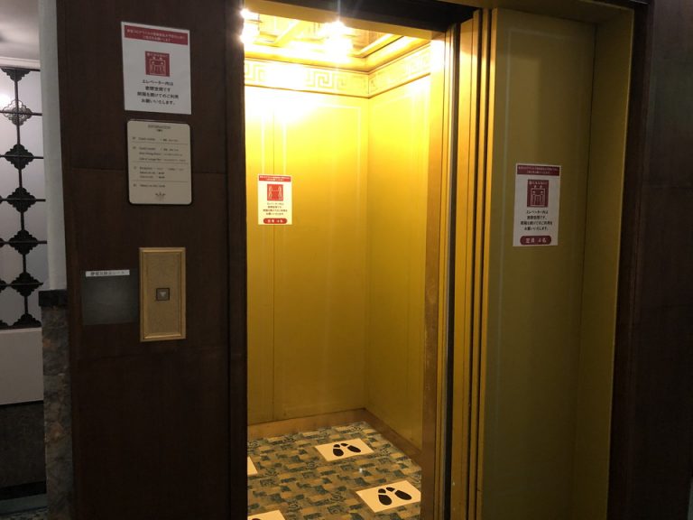 エレベーター内は金色2
