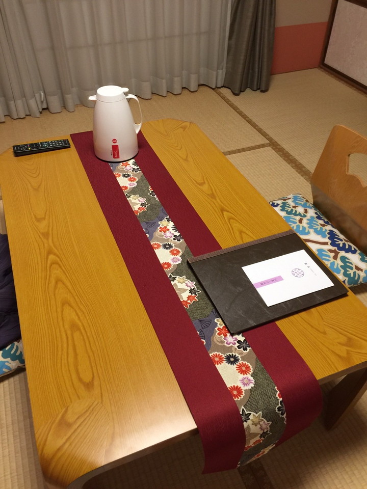 テーブルには和のテーブルクロスがあります