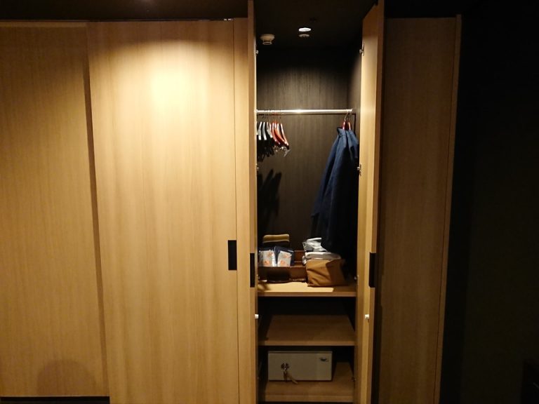 クローゼット外観(開けた状態)左の引き戸を開けると水回りです