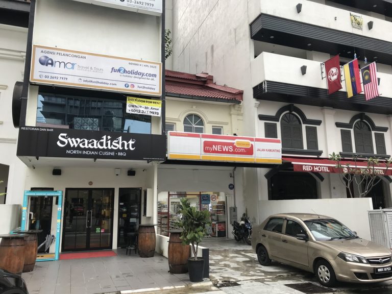 ホテル入口向かって右手、2つ隣にコンビニがあります。ホテルの部屋の冷蔵庫の中身は空でしたが、こちらでドリンクやお菓子などを購入することが出来ます。、