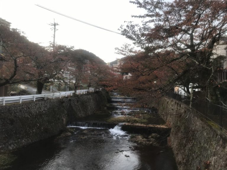 宿の近くには有馬川が流れています