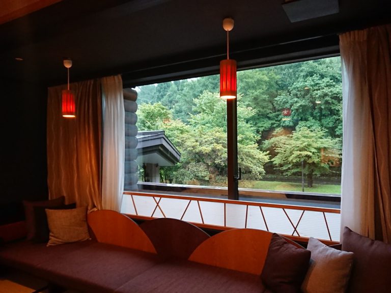 客室窓_窓からは木々の緑が眺められ癒されます