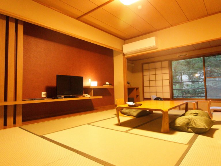 【ベッド方向からTV】和室と窓が見える