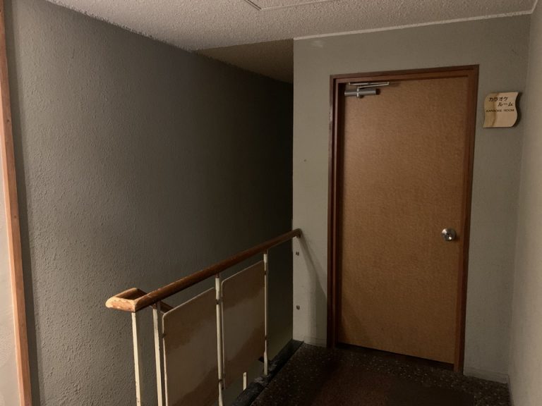 営業はしていないようでしたが、カラオケルーム