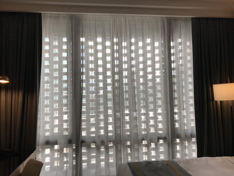 客室窓1 客室の窓です。窓の開閉は出来ません。14階のお部屋ですが、ホテルの外壁デザインのブロック塀で景色はほぼ見えません。