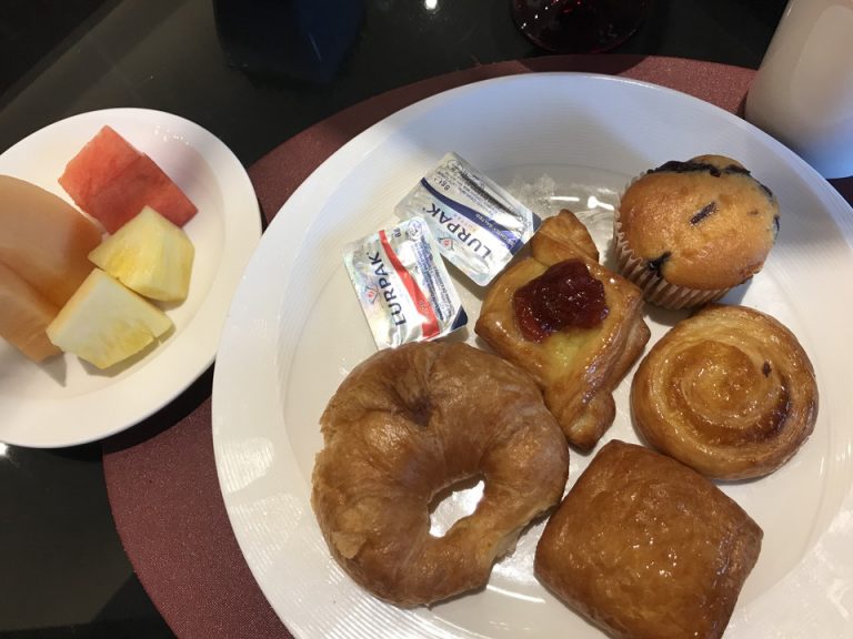 こちらはコンチネンタルブレックファーストです。クロワッサン以外は甘いペストリーでした。かなりたっぷりな量です。