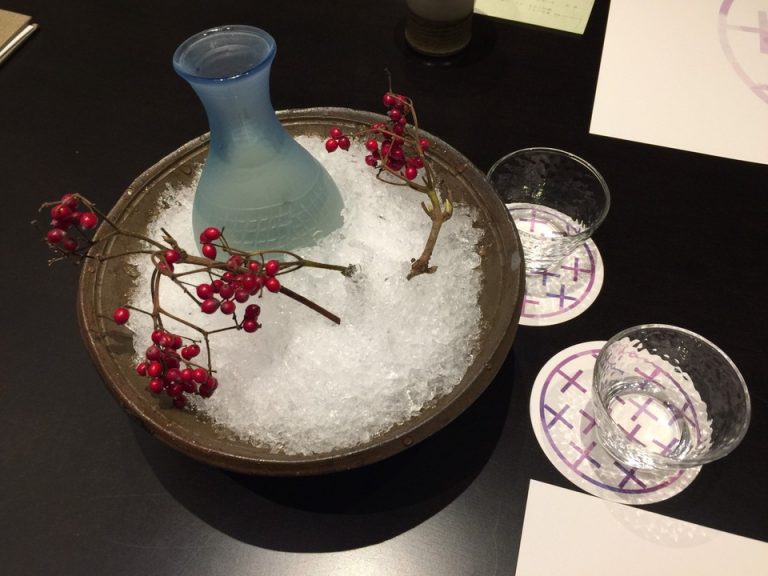 日本酒の提供にも風情があります。