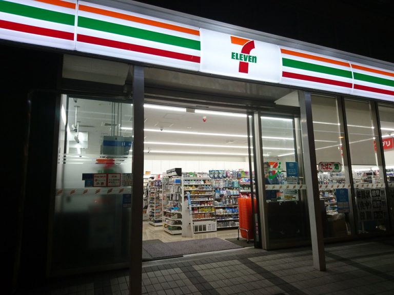 建物横にコンビニあり