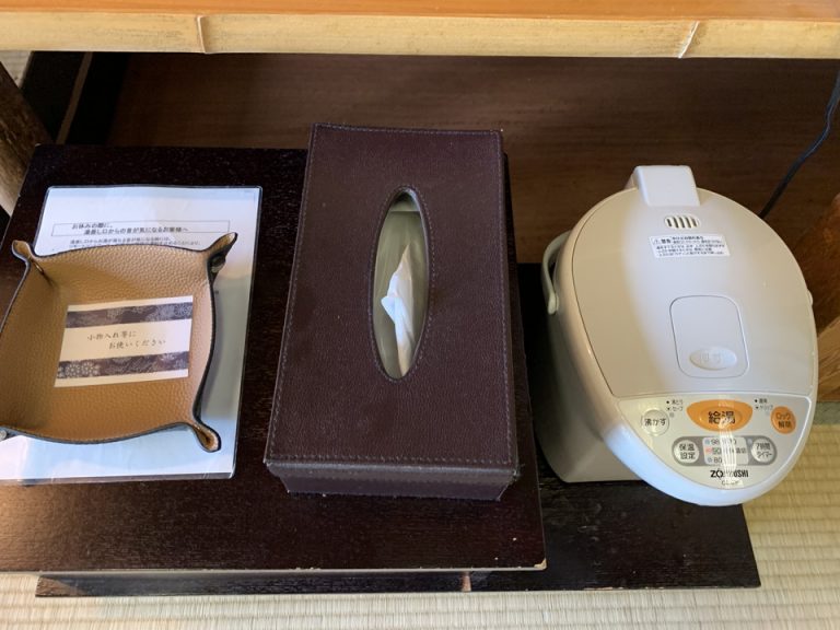 ポットにはお湯が入っていていつでもお茶がいれられます
