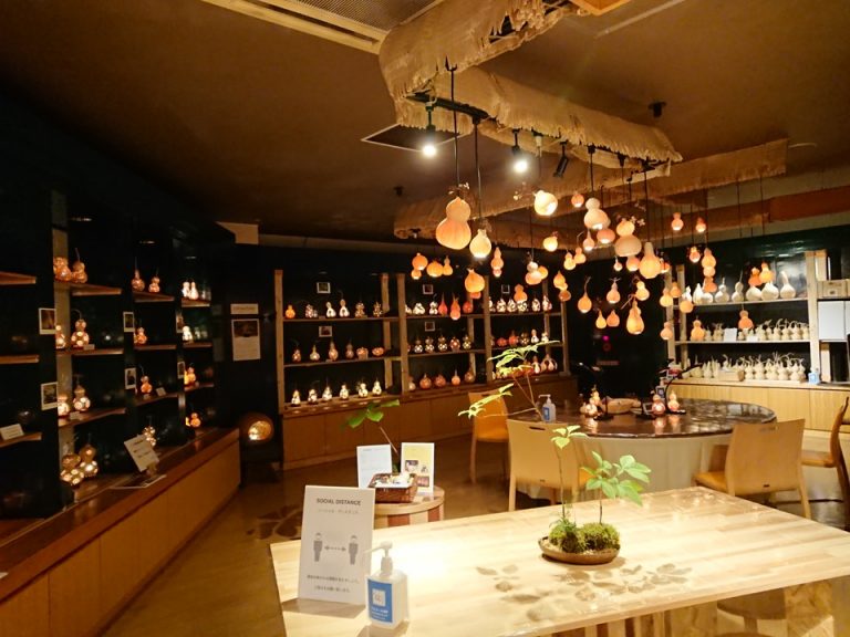 ひょうたんのランプシェードづくりのワークショップも開催しています(有料)