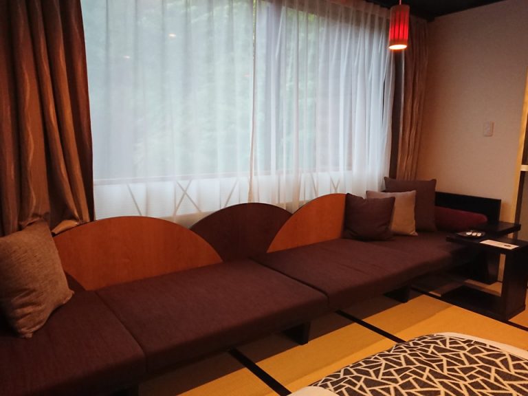 窓際壁面がソファーになっていて、クッションもたくさんあり寛ぐことができました