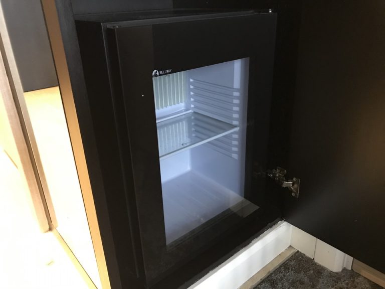 冷蔵庫(閉じた状態) 冷蔵庫です。中には何も入っていませんでした。冷凍の棚はありません。