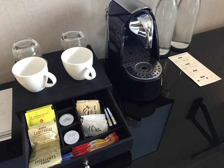 ミニバーカフェコーナー ミニバーカフェコーナーです。マシーン用のカプセル2つ、ティーパック2つ、ジャスミンティーパック2つ、砂糖、クリーマーです。カトラリーはティースプーン2つのみでした。