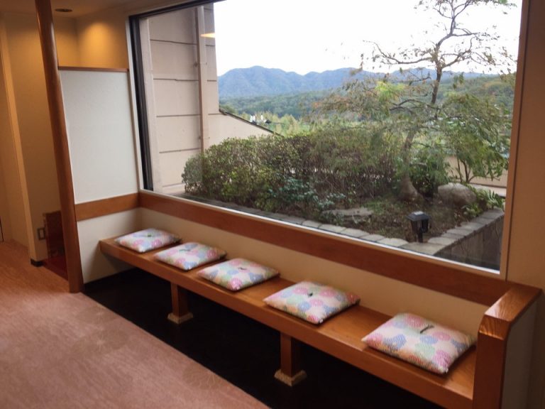 エレベーター前には椅子の用意もあります