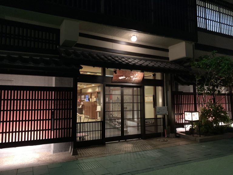 旅館 入り口 夜(3)