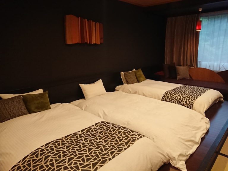 ベッド全体_3名で宿泊したのでエキストラベッドが設置されていました。マットレスはエアウィーヴでした