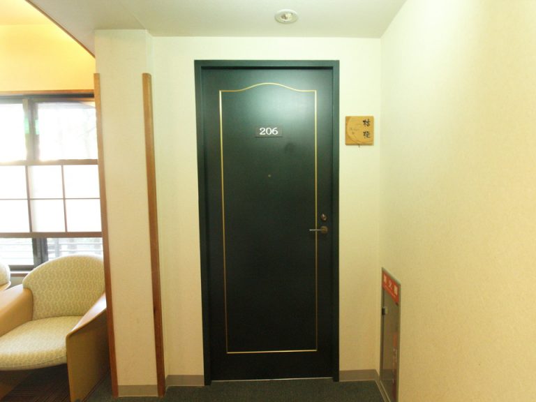 【客室入口外観ドア】マンションみたいなドアの素材