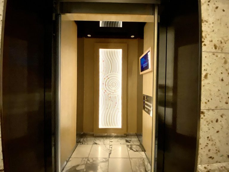 エレベーター内観 (2)