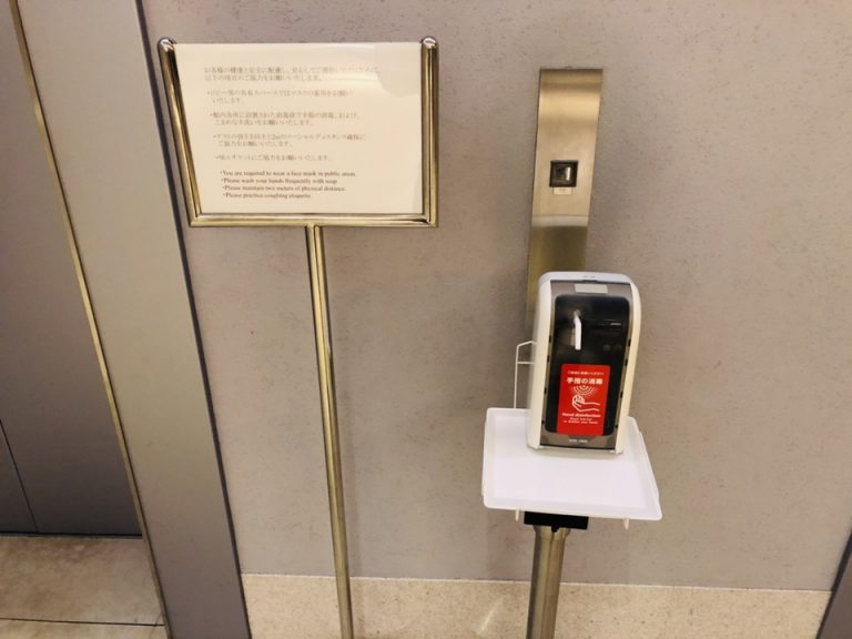 エレベーター前には消毒液があります