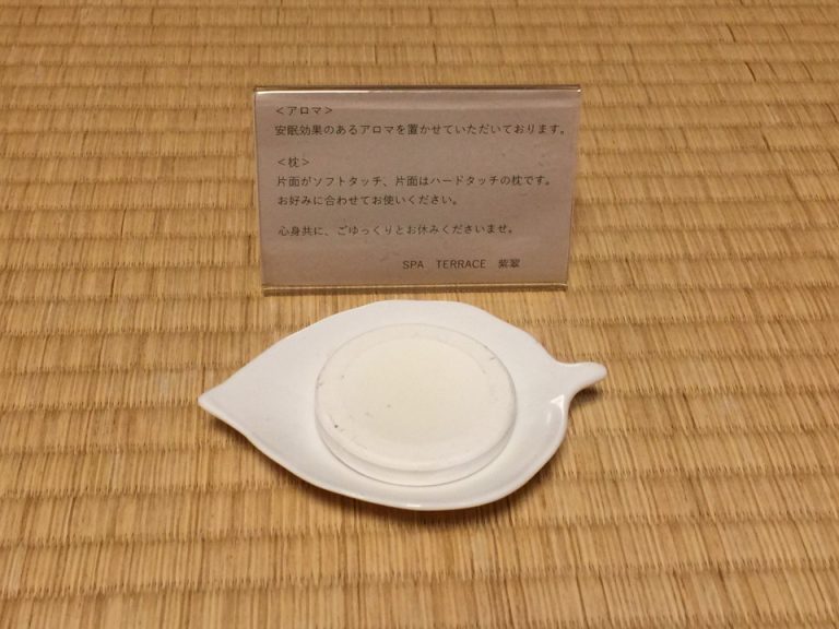 枕元には安眠効果のあるアロマが設置されていました。