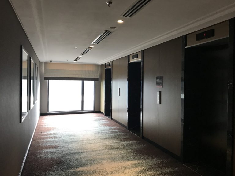 エレベターホール客室階です。エレベーターは3台で、長時間待たされることはありませんでした。