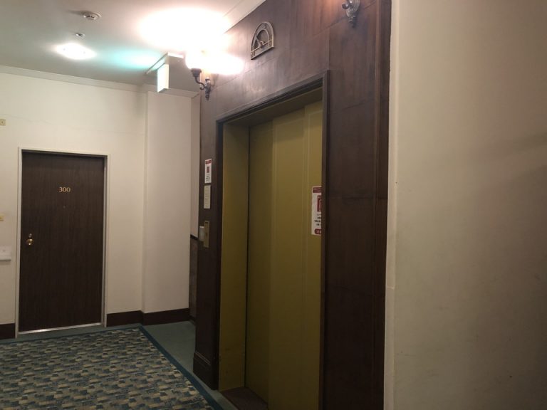 レトロな客室階のエレベーター1