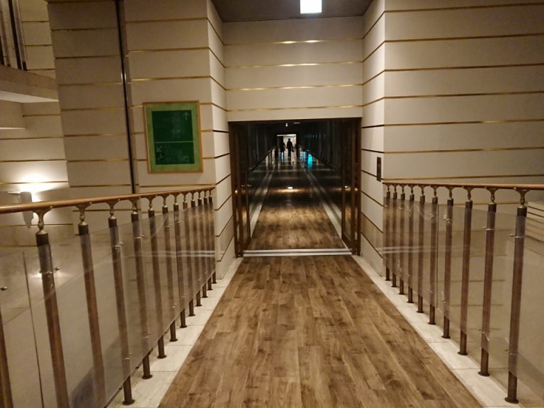 フロント・レストラン棟から客室棟への廊下