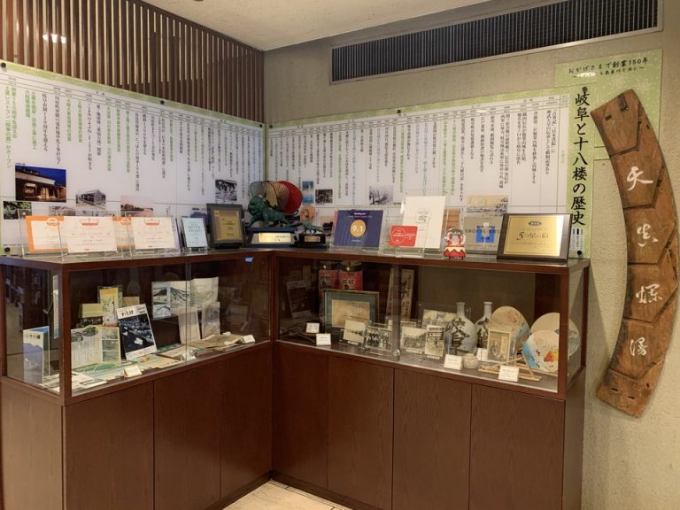 ロビーに十八楼の歴史等が展示されているスペースがあります