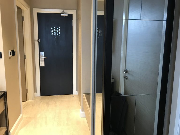 セイフティーボックス、ポット、冷蔵庫は、クローゼット、ベンチの並びの鏡ばりの扉の中にあります。