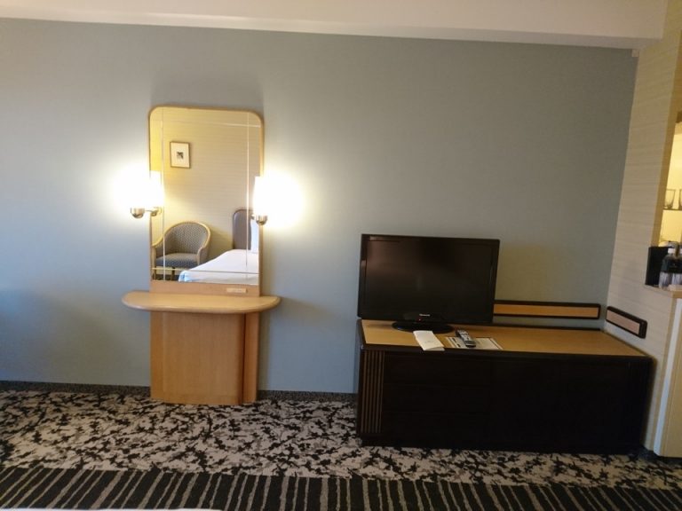 ベッド方向からTV