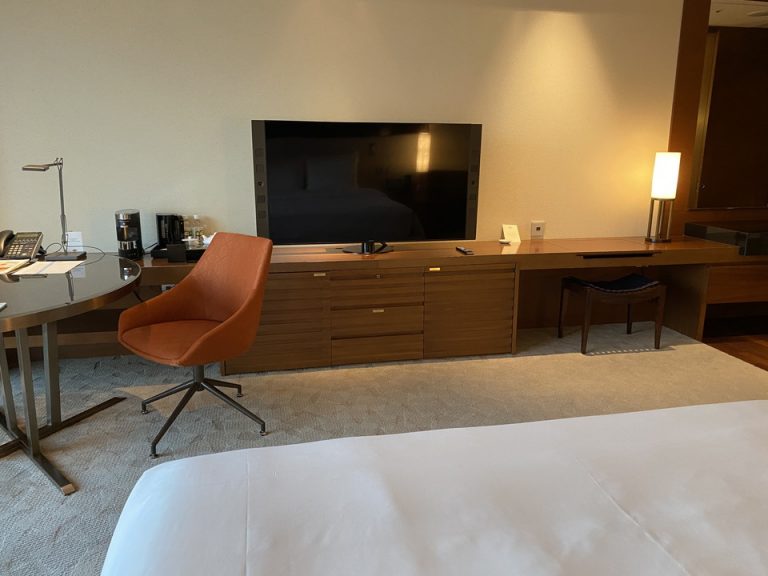 ベッド方向からTV