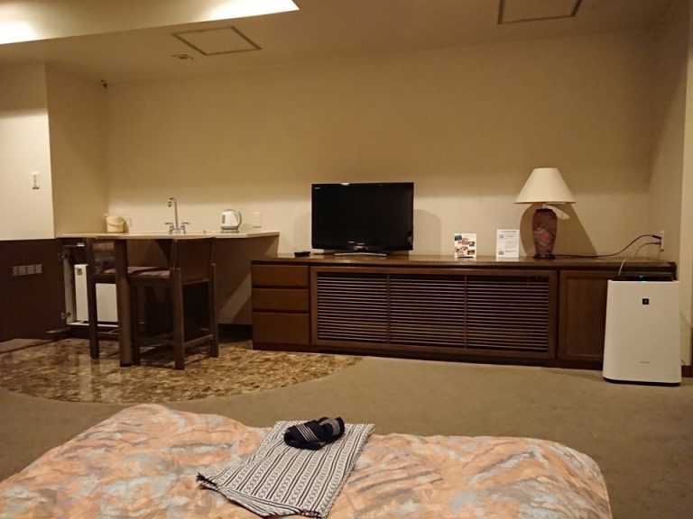 ベッド方向からTV