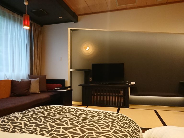 ベッド方向からTV