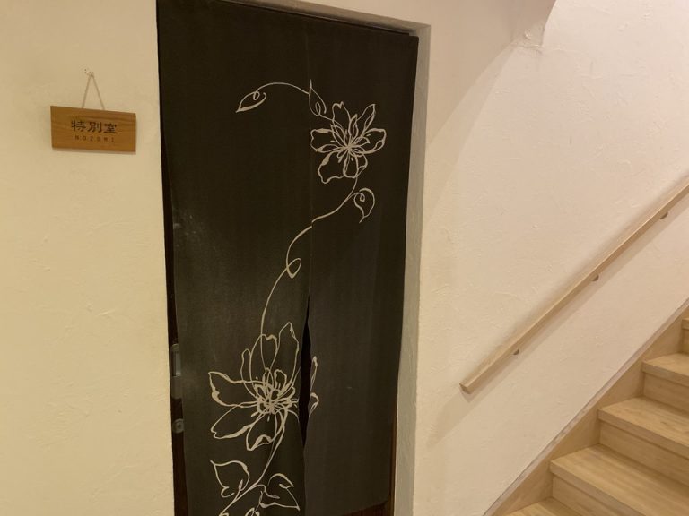 廊下から見た部屋の入り口