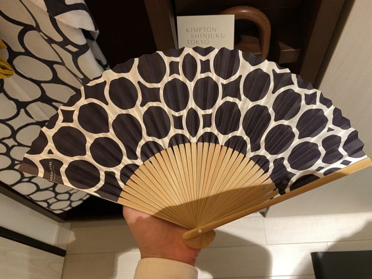 入口左の扇子(裏)