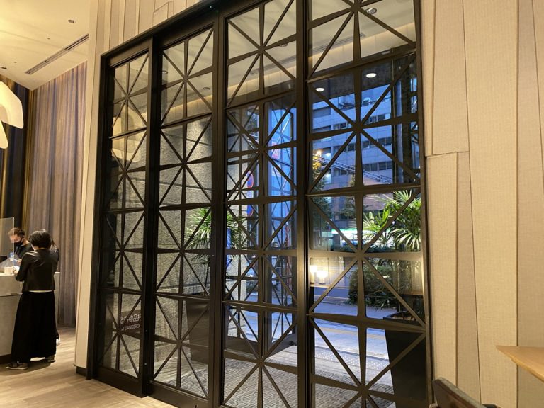 ロビーから見たエントランス