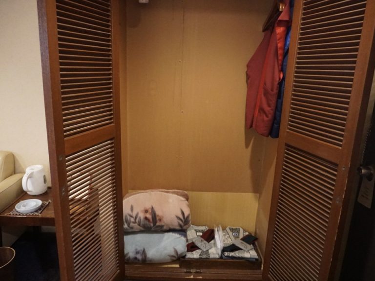 クローゼットの中には館内着や毛布があります