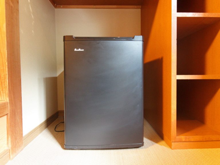 【冷蔵庫(閉じた状態)】黒色の小さな冷蔵庫