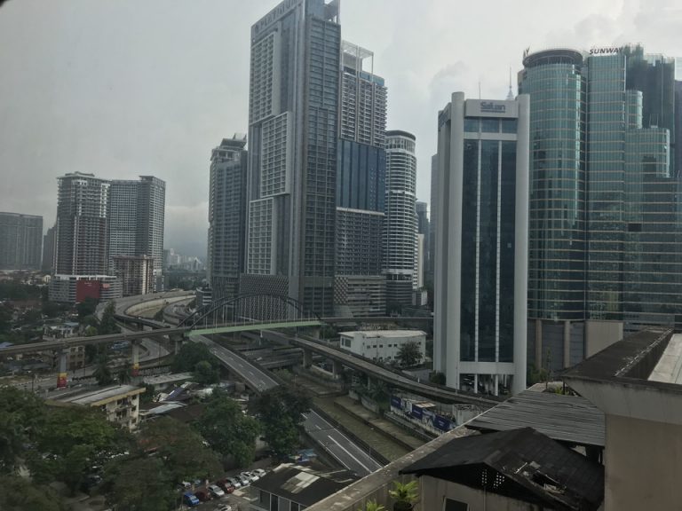 客室からの眺望2 客室窓の外に障害物がないとしたら、このような眺望です。これば14階のエレベーターホールの窓から撮影しました。付近のオフィスビルや、河が見えます。