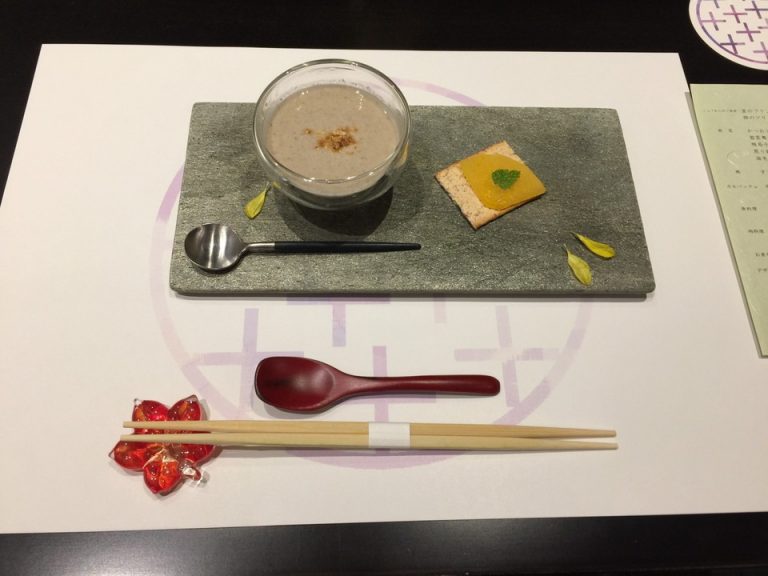 夕食は「シェフからのご挨拶」で始まります。本日のメニューは茸のフランと柿のマリネ