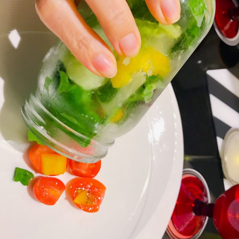 最初のサラダはメイソンジャーに入っていてオシャレな感じです。