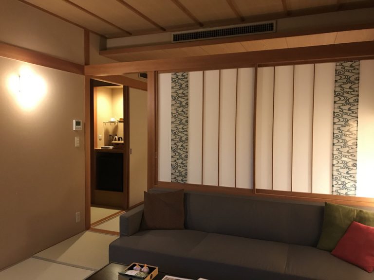 窓側からソファ