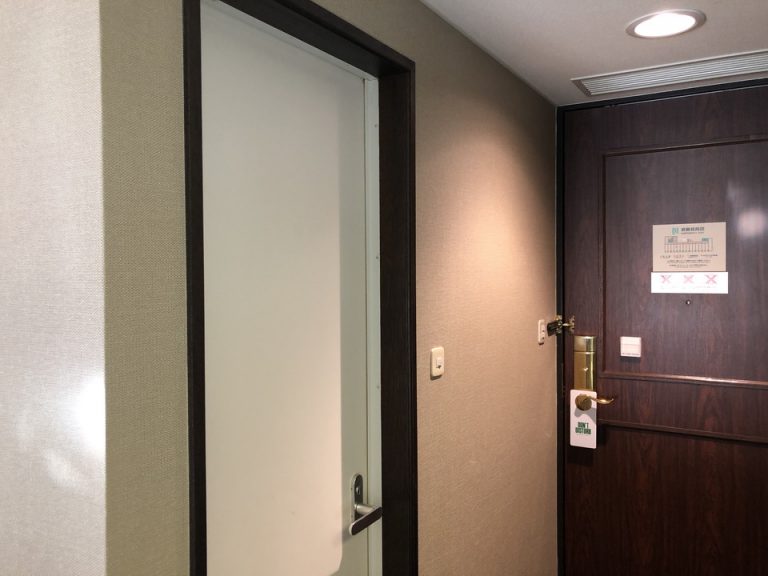 左がバスルーム