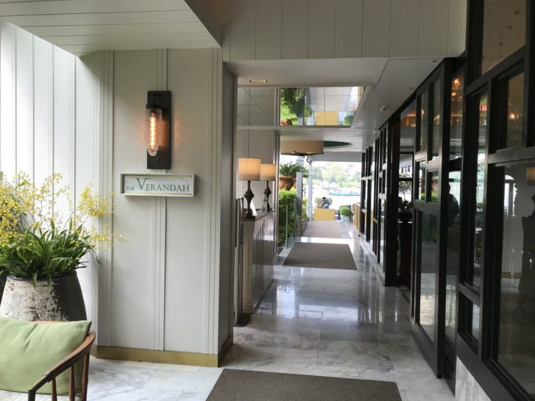 シックな雰囲気の朝食会場入り口(2)