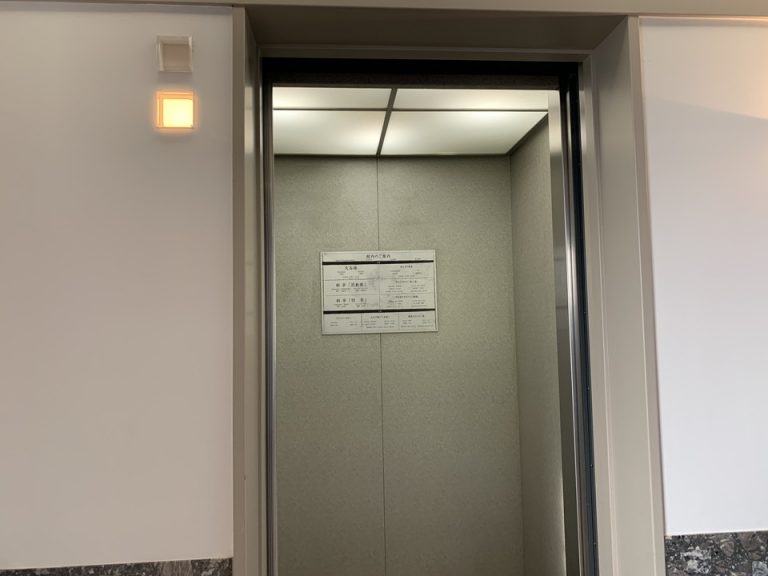 エレベーター中