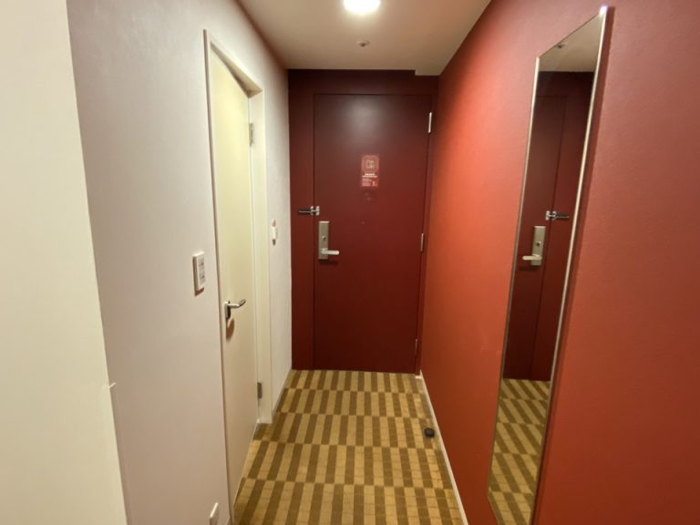 部屋の入り口の裏側