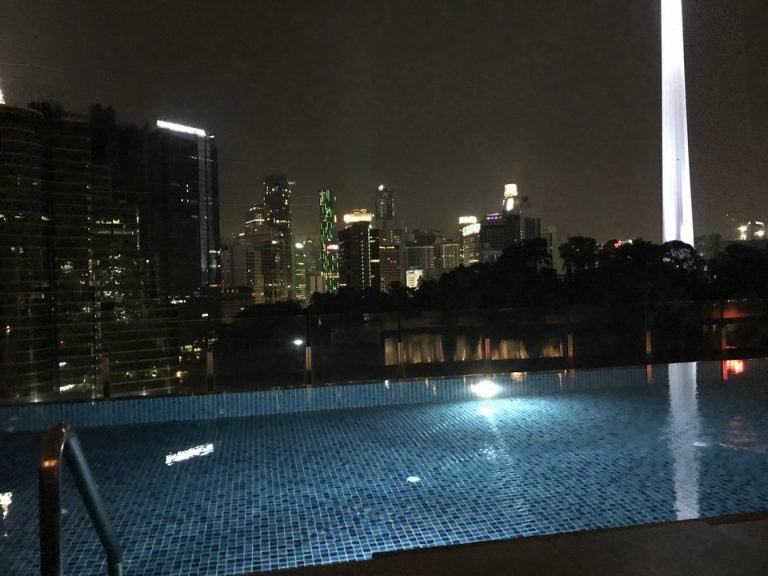 夜のプールの様子です。コロナの影響で入れませんが、入れるようになったら夜景をバックにとても素敵な写真が撮れると思います。
